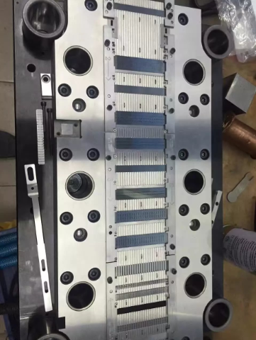 high-precision-progressive-mould-made-by-hsnco